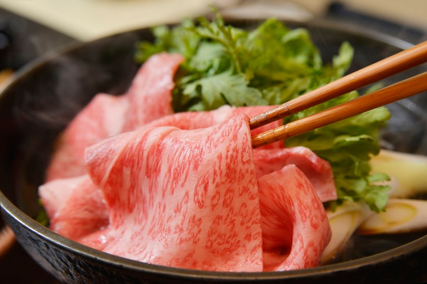 大和榛原牛A5吟撰極上ロース すき焼き用 シート巻き 木製箱入